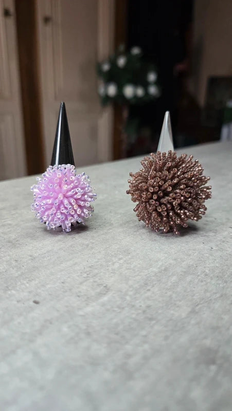 bague vintage - neuf - perles violette parme lila ou marron - volume relief - ajustable - originale - effet fleurs pompon