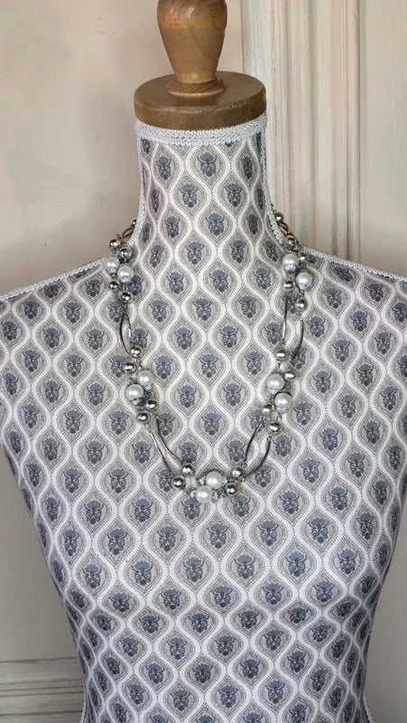 collier sautoir vintage - neuf - perles facettes argentées perles blanches nacrées design argentés - articulé