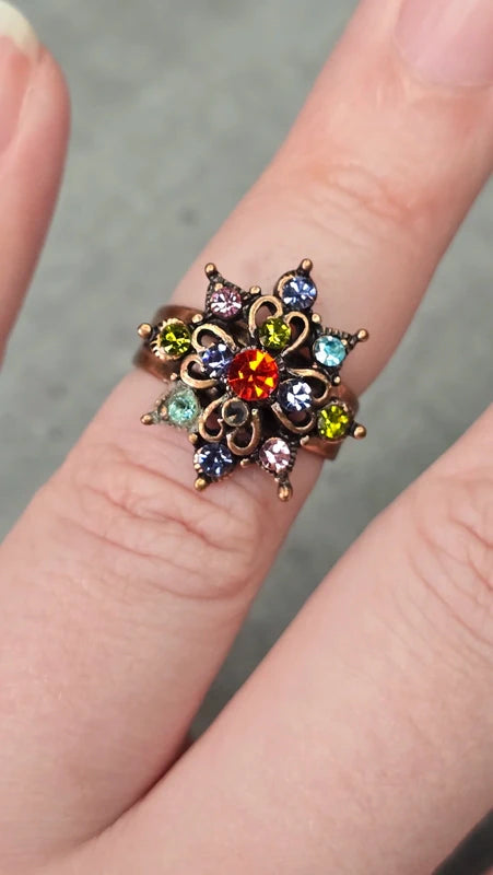 bague vintage - neuf - laiton - fleur multicolore strass brillants - relief volume rétro - ajustable - élégant chic