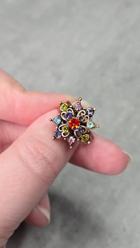 bague vintage - neuf - laiton - fleur multicolore strass brillants - relief volume rétro - ajustable - élégant chic