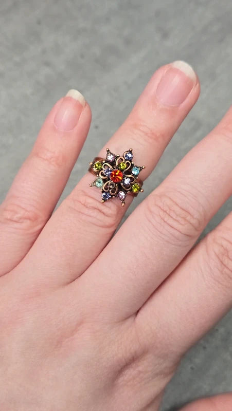 bague vintage - neuf - laiton - fleur multicolore strass brillants - relief volume rétro - ajustable - élégant chic