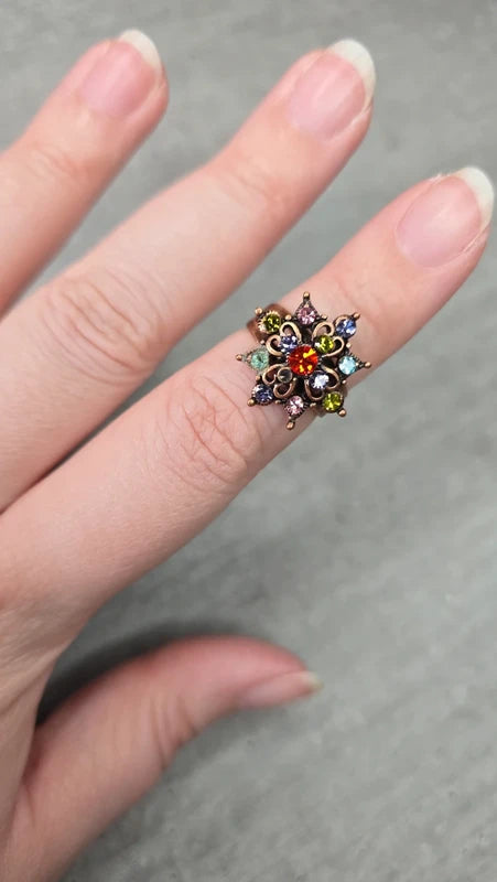 bague vintage - neuf - laiton - fleur multicolore strass brillants - relief volume rétro - ajustable - élégant chic
