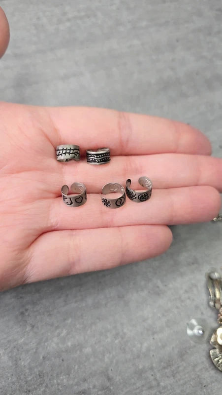 faux piercing oreille ear cuffs - neuf - acier inoxydable argenté mate - motif noir - ajustable - homme femme