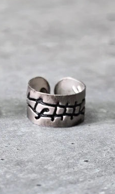faux piercing oreille ear cuffs - neuf - acier inoxydable argenté mate - motif noir - ajustable - homme femme
