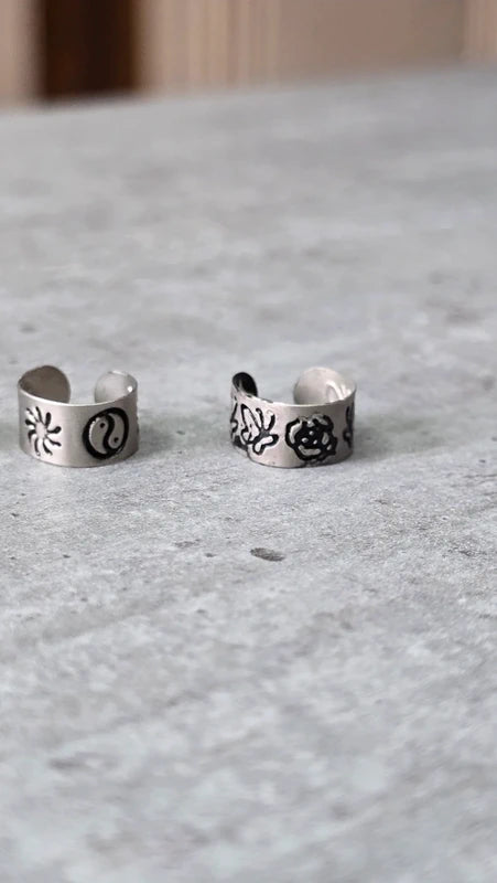 faux piercing oreille ear cuffs - neuf - acier inoxydable argenté mate - motif noir - ajustable - homme femme