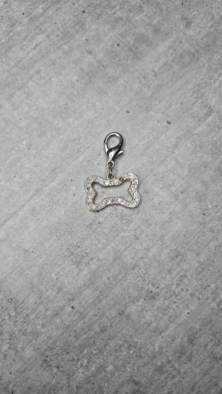 Pendentif charms porte clé mousqueton - os chien - strass argenté - accessoire sac collier porte clé