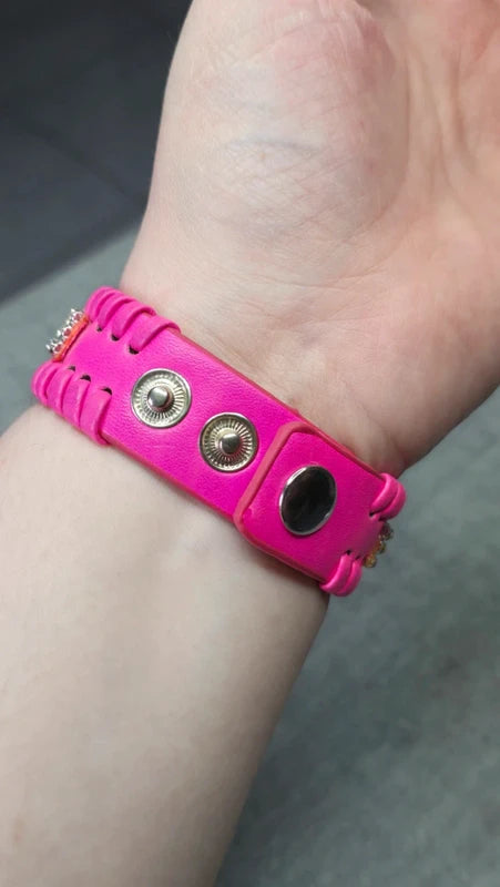 bracelet manchette - rose fuchsia fluo - simili cuir - strass argenté brillant - boutons pressions - Y2K tendance chic élégant