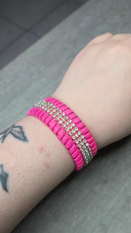 bracelet manchette - rose fuchsia fluo - simili cuir - strass argenté brillant - boutons pressions - Y2K tendance chic élégant