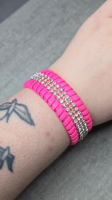 bracelet manchette - rose fuchsia fluo - simili cuir - strass argenté brillant - boutons pressions - Y2K tendance chic élégant