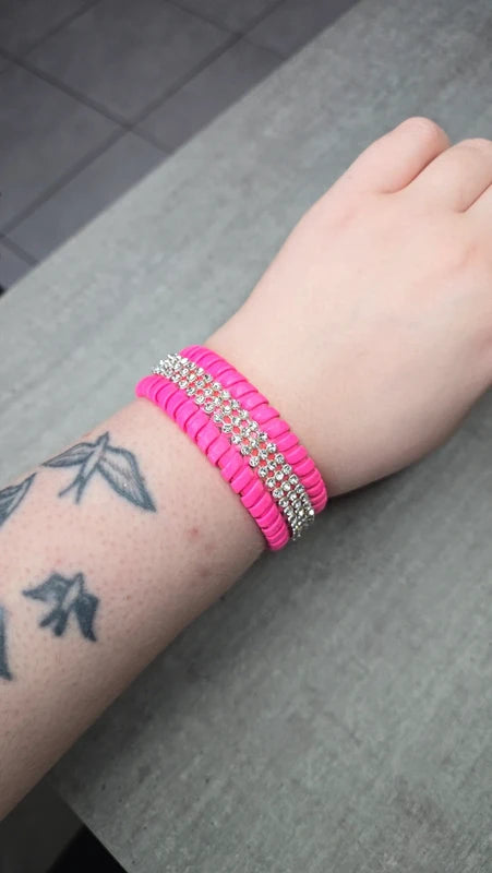 bracelet manchette - rose fuchsia fluo - simili cuir - strass argenté brillant - boutons pressions - Y2K tendance chic élégant