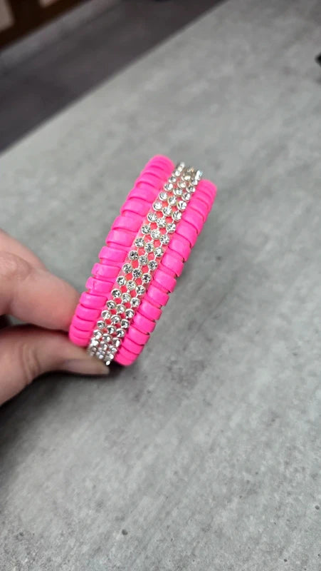 bracelet manchette - rose fuchsia fluo - simili cuir - strass argenté brillant - boutons pressions - Y2K tendance chic élégant