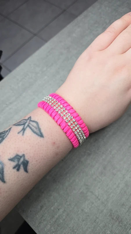 bracelet manchette - rose fuchsia fluo - simili cuir - strass argenté brillant - boutons pressions - Y2K tendance chic élégant