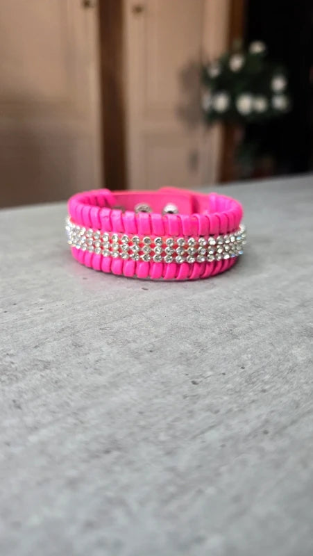 bracelet manchette - rose fuchsia fluo - simili cuir - strass argenté brillant - boutons pressions - Y2K tendance chic élégant