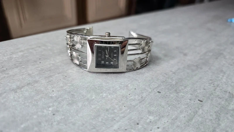 montre vintage - argenté - ajustable - papillon fleurs sur le bracelet - chic tendance élégant légère