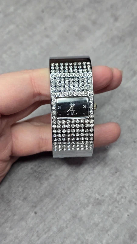 montre vintage - strass brillant - argenté - style bijou élégant chic glamour - effet bracelet manchette