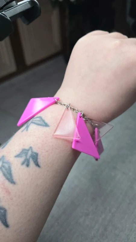 bracelet vintage - rose fuchsia flashy - triangles - acier inoxydable - y2k tendance rétro pendentif