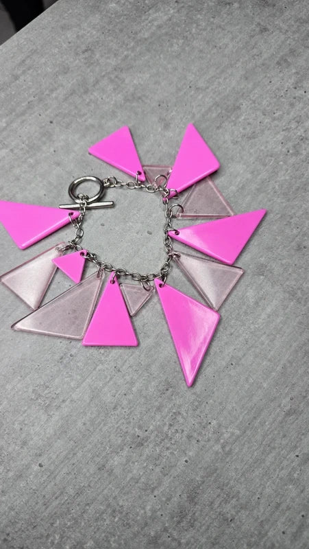 bracelet vintage - rose fuchsia flashy - triangles - acier inoxydable - y2k tendance rétro pendentif
