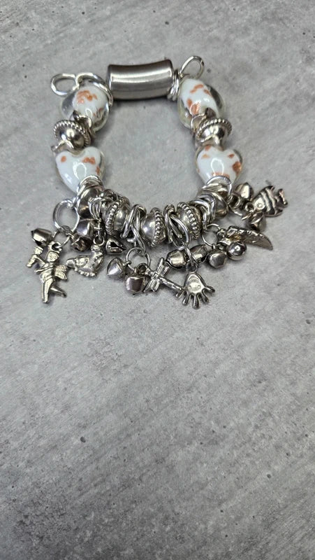 bracelet manchette vintage - neuf - charms breloques - coeur perles argenté blanc paillettes - relief