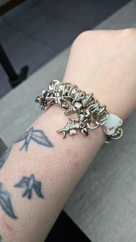 bracelet manchette vintage - neuf - charms breloques - coeur perles argenté blanc paillettes - relief