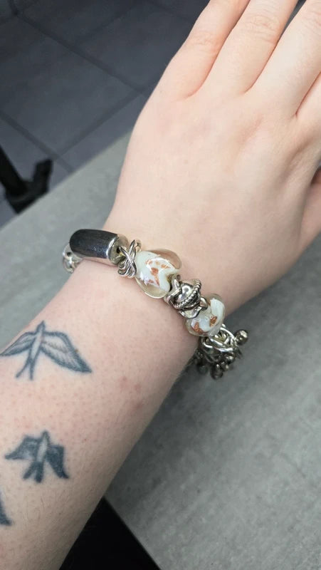 bracelet manchette vintage - neuf - charms breloques - coeur perles argenté blanc paillettes - relief