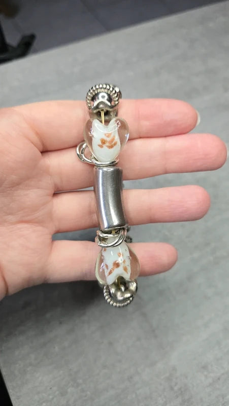 bracelet manchette vintage - neuf - charms breloques - coeur perles argenté blanc paillettes - relief