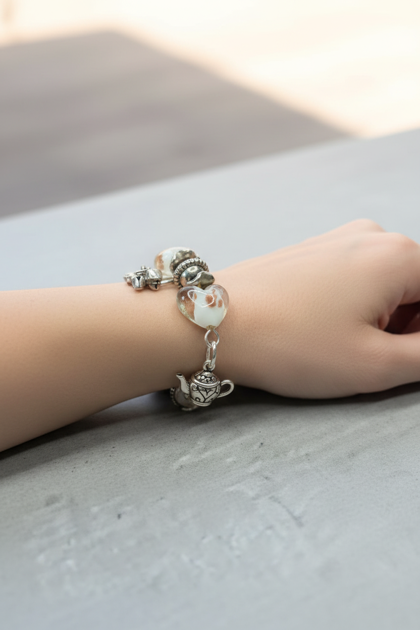 bracelet manchette vintage - neuf - charms breloques - coeur perles argenté blanc paillettes - relief