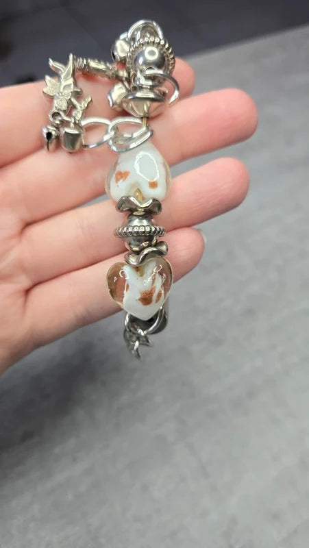 bracelet manchette vintage - neuf - charms breloques - coeur perles argenté blanc paillettes - relief