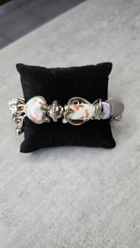 bracelet manchette vintage - neuf - charms breloques - coeur perles argenté blanc paillettes - relief