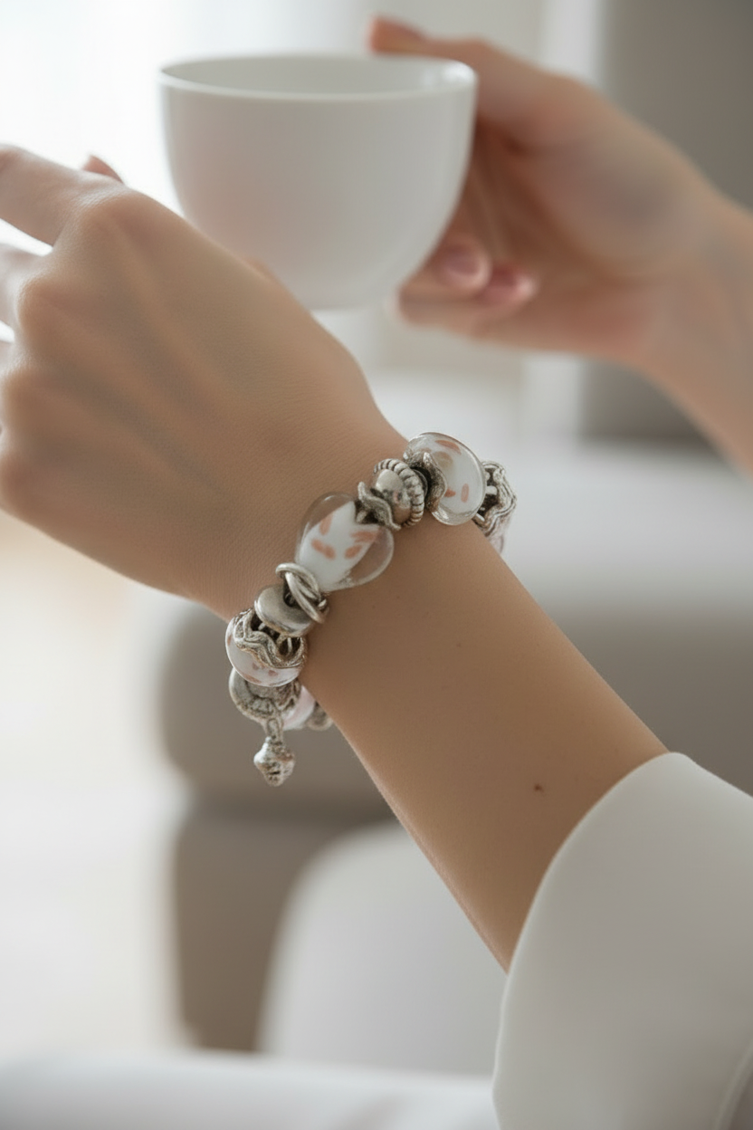 bracelet manchette vintage - neuf - charms breloques - coeur perles argenté blanc paillettes - relief