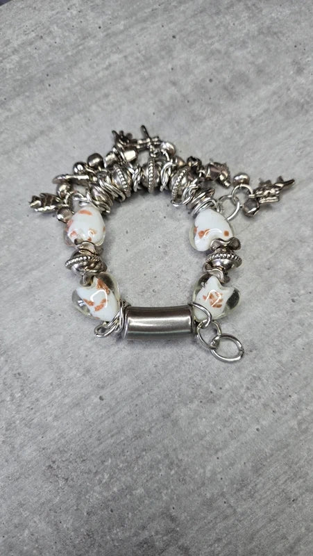 bracelet manchette vintage - neuf - charms breloques - coeur perles argenté blanc paillettes - relief