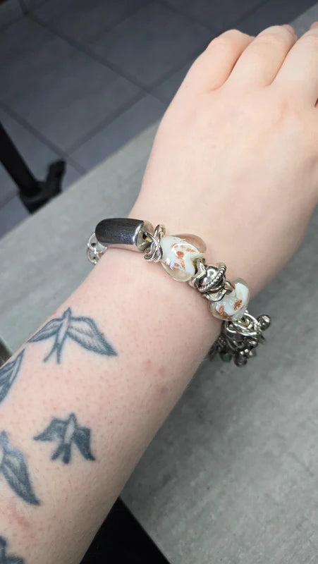 bracelet manchette vintage - neuf - charms breloques - coeur perles argenté blanc paillettes - relief