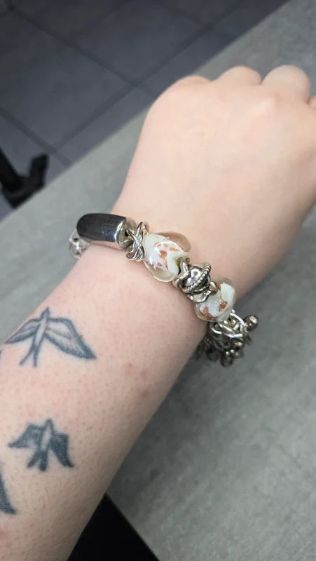 bracelet manchette vintage - neuf - charms breloques - coeur perles argenté blanc paillettes - relief