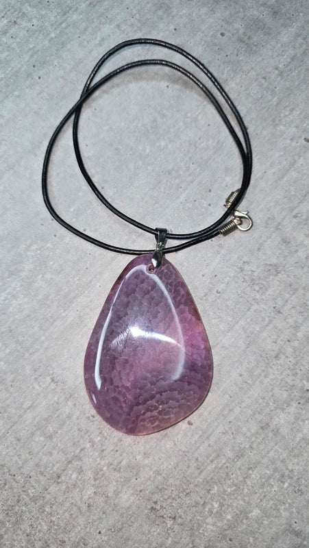 collier - neuf - grand pendentif - pierre naturelle violette - agate - hauteur 6 cm