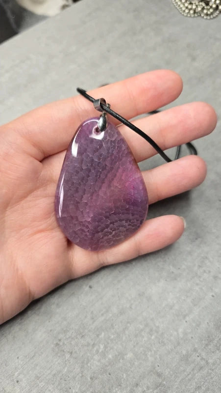 collier - neuf - grand pendentif - pierre naturelle violette - agate - hauteur 6 cm