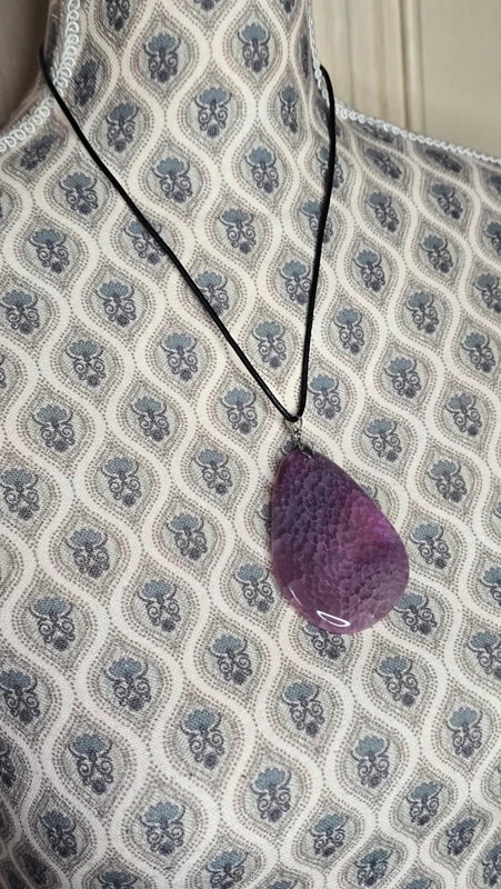 collier - neuf - grand pendentif - pierre naturelle violette - agate - hauteur 6 cm