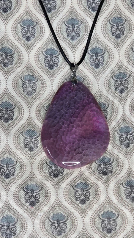 collier - neuf - grand pendentif - pierre naturelle violette - agate - hauteur 6 cm