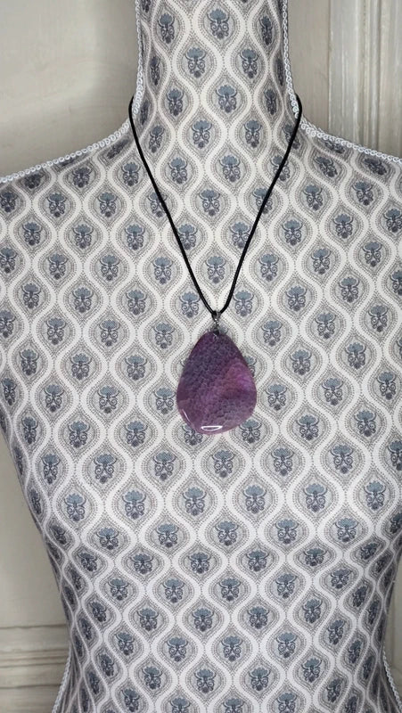 collier - neuf - grand pendentif - pierre naturelle violette - agate - hauteur 6 cm