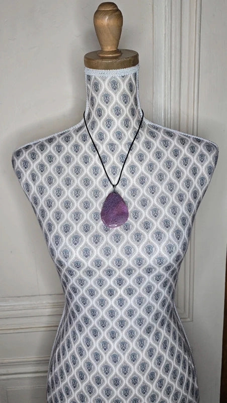 collier - neuf - grand pendentif - pierre naturelle violette - agate - hauteur 6 cm