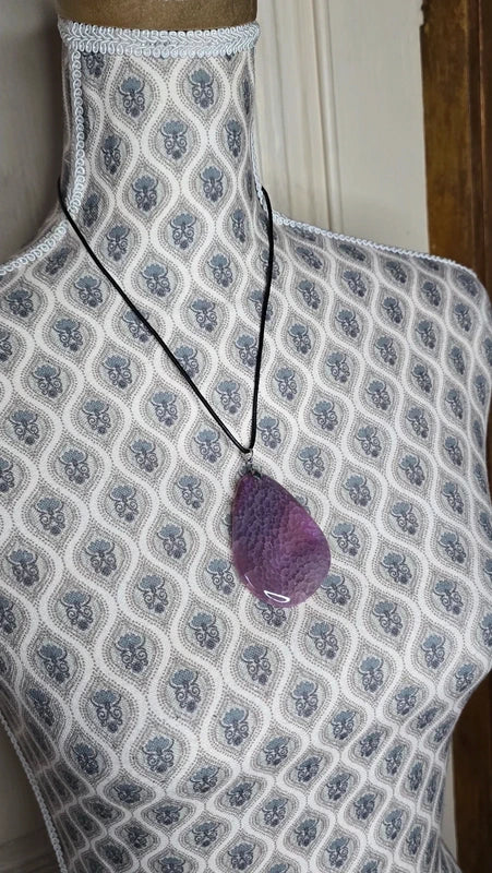 collier - neuf - grand pendentif - pierre naturelle violette - agate - hauteur 6 cm