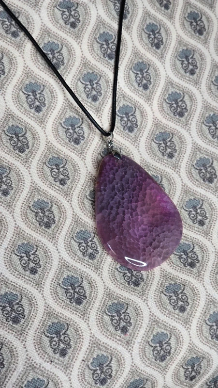 collier - neuf - grand pendentif - pierre naturelle violette - agate - hauteur 6 cm