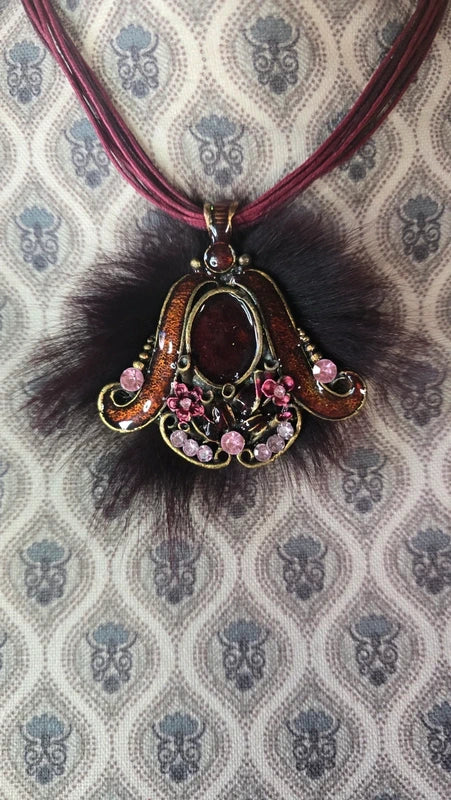 collier vintage - neuf - pendentif baroque fleurs fourrure strass relief brillant - rose rouge bordeaux