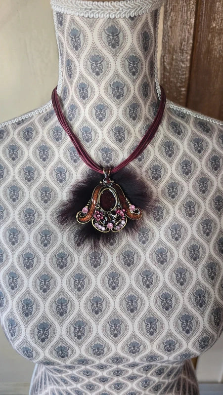 collier vintage - neuf - pendentif baroque fleurs fourrure strass relief brillant - rose rouge bordeaux