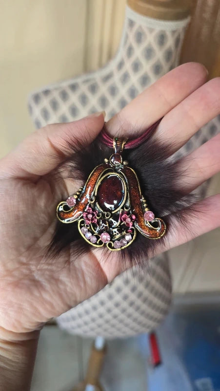 collier vintage - neuf - pendentif baroque fleurs fourrure strass relief brillant - rose rouge bordeaux