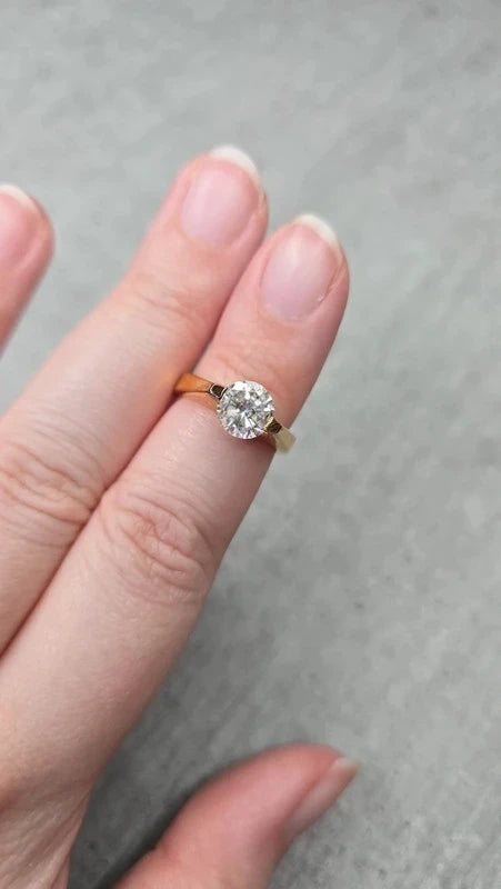 bague vintage - neuf - solitaire effet alliance - pierre brillante - anneau doré - chic élégant - taille 18 mm