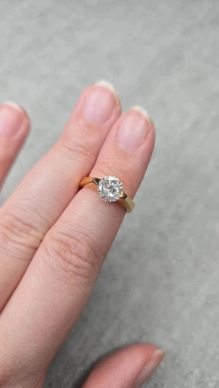 bague vintage - neuf - solitaire effet alliance - pierre brillante - anneau doré - chic élégant - taille 18 mm