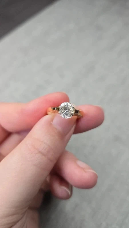 bague vintage - neuf - solitaire effet alliance - pierre brillante - anneau doré - chic élégant - taille 18 mm