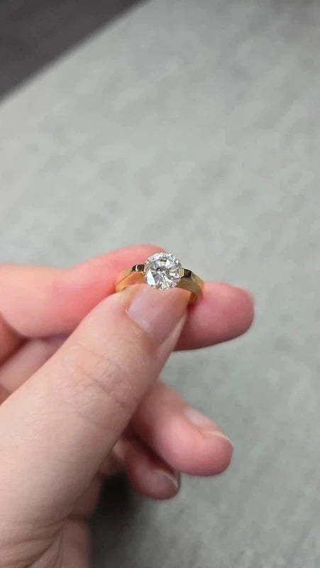 bague vintage - neuf - solitaire effet alliance - pierre brillante - anneau doré - chic élégant - taille 18 mm