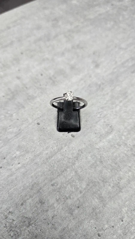 bague neuf - anneau fin - argenté avec pierre brillante - type solitaire - élégant