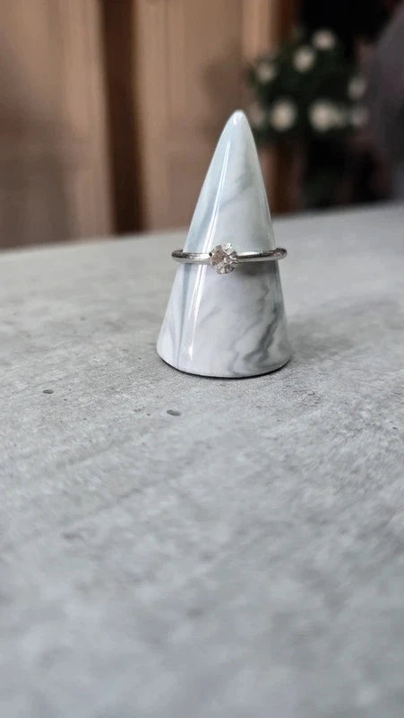bague neuf - anneau fin - argenté avec pierre brillante - type solitaire - élégant