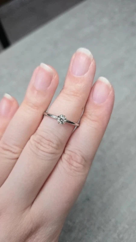 bague neuf - anneau fin - argenté avec pierre brillante - type solitaire - élégant